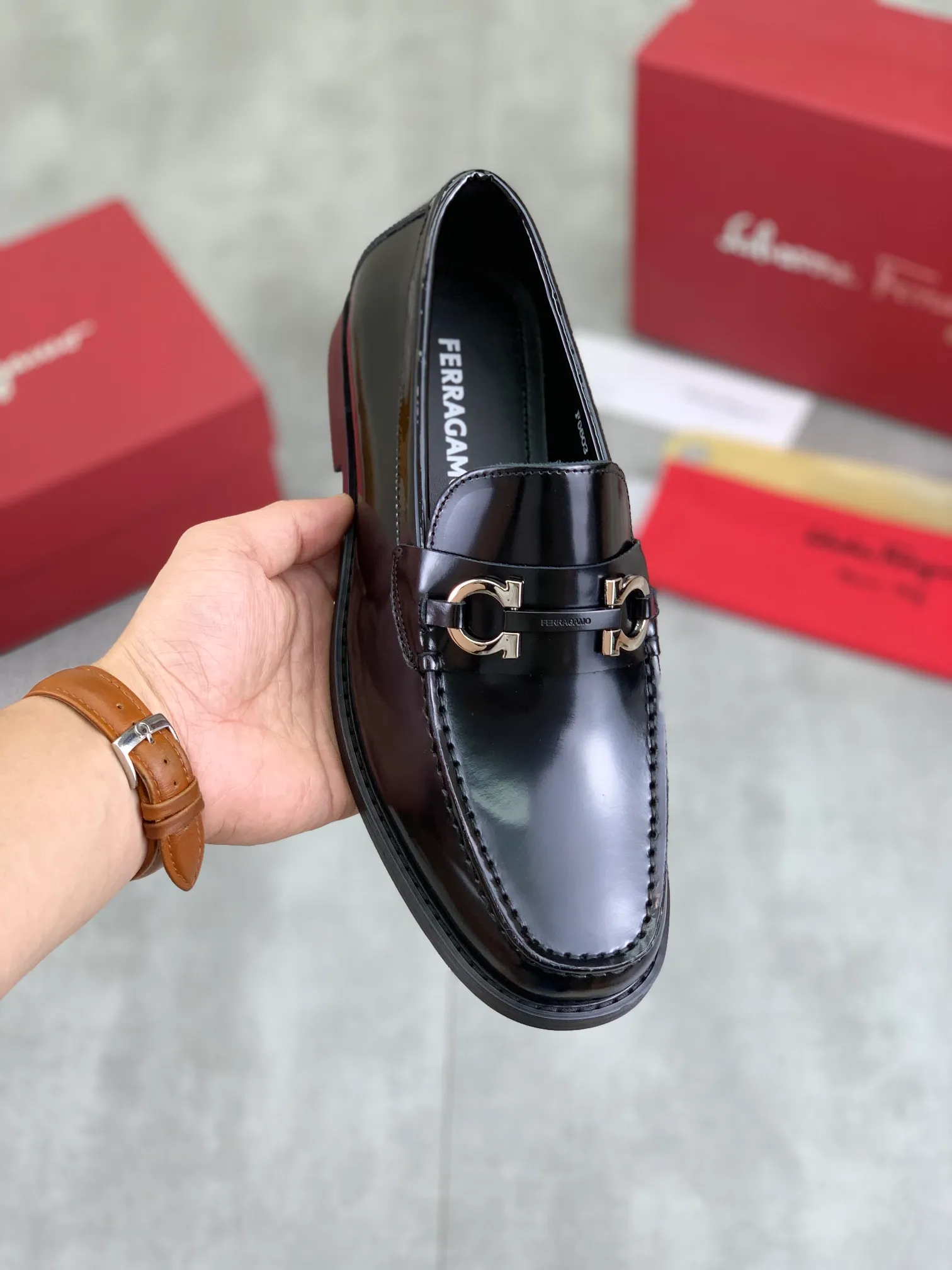 Men's Men's Shoes 💰P460💰[New Style] Water-dyed Niuli 🆘[Salvatore Ferragamo] Ferragamo's latest casual business leather shoes for men! Available at counters simultaneously! The fabric is made of specially imported original calfskin, the lining is made of imported water-dyed cowhide, and the original combination outsole is absolutely luxurious and leads the fashion trend. Matching code: 38-45; 3️⃣ colors available